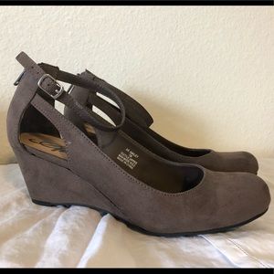 American Rag taupe suede wedge heels size 7M